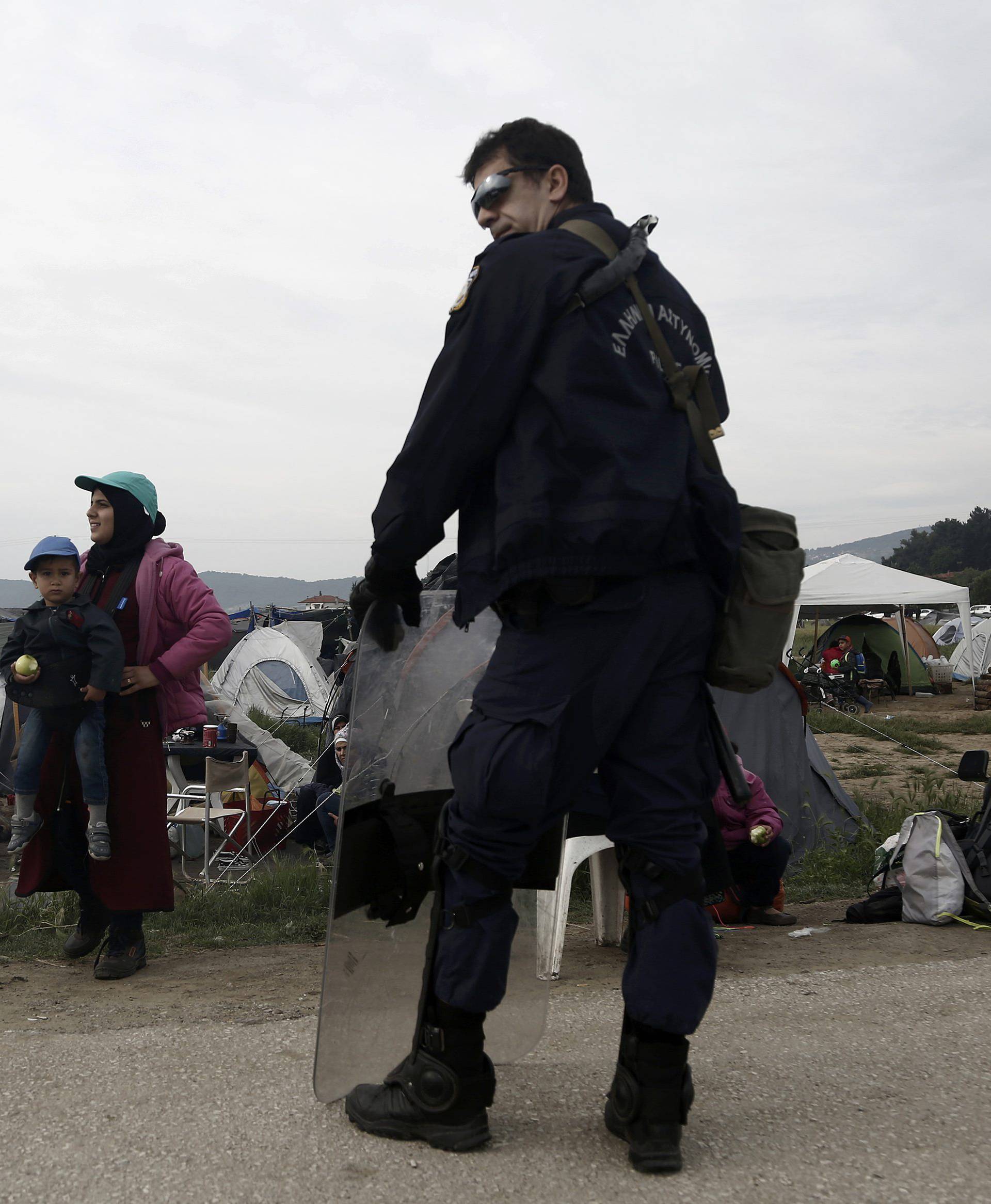 Police operation to evacuate a makeshift camp for refugees and migrants near the village of Idomeni