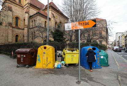 Zagreb: Kontejneri za smeće na uglu ulice Andrije Hebranga i Gundulićeve ulice