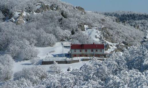 Na Velebit stigla zima: Snježni pokrivač zabijelio je Zavižan