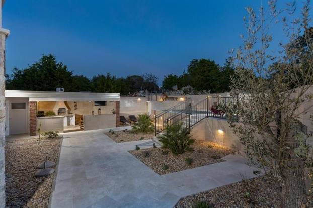 FOTO Vila na Krku ima grijani bazen sa slanom vodom i ljetnu kuhinju, a cijena? Ma, sitnica...