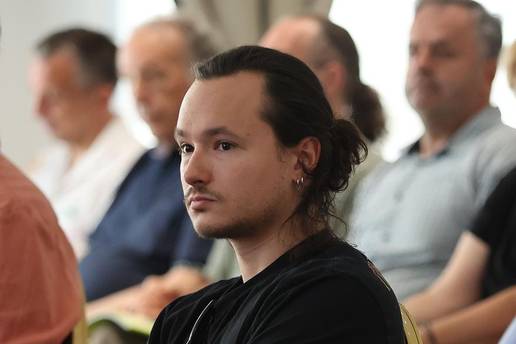Možete li pogoditi čiji je ovo sin? Slika je i prilika svog oca pjevača, a i sam je glazbenik