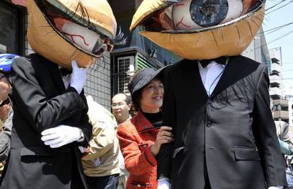 Prolaznike na ulicama Tokija strašilo golemo oko