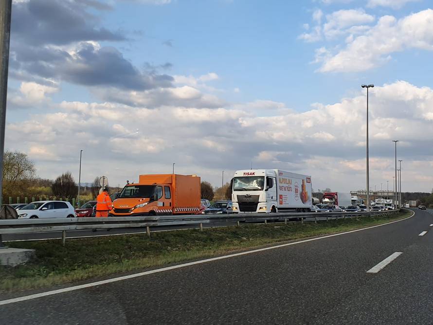 VIDEO Prevrnuo se kamion na A1 kod Karlovca: Curi gorivo, na lokaciju poslali i vatrogasce!