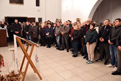 FOTO Pravoslavni vjernici diljem Hrvatske dočekuju Božić uz tradicionalno paljenje badnjaka