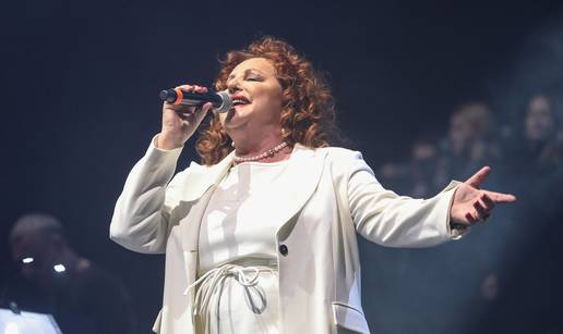 Tko je Ana Bekuta? Ga&dstrok;ali su je grudama na nastupu u &Ccaron;a&ccaron;ku