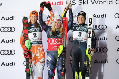 Petra Vlhova, Mikaela Shiffrin i Anna Swenn Larsson na postolju nakon odvožene druge vožnje ženskog slaloma 
