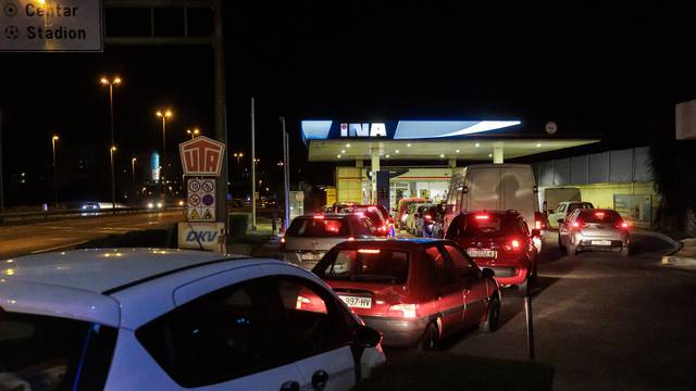 Gužve na benzinskim postajama uoči sutrašnjeg porasta cijena goriva