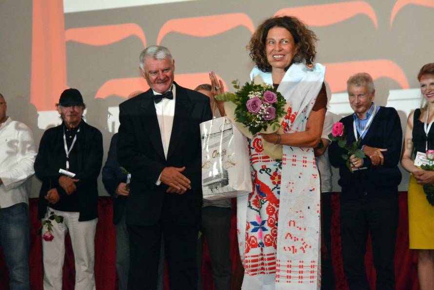 Brinuo je o gostima, išao od stola do stola, častio ih rakijom