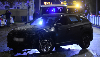 FOTO Kaos u Zagrebu: Autom se zaletio u tramvajsku stanicu u Prečkom, cesta je puna stakla...