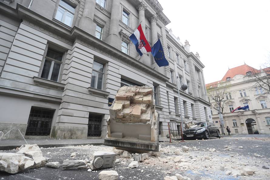 Potres oštetio zgrade Vlade i Sabora, urušio se dio krova