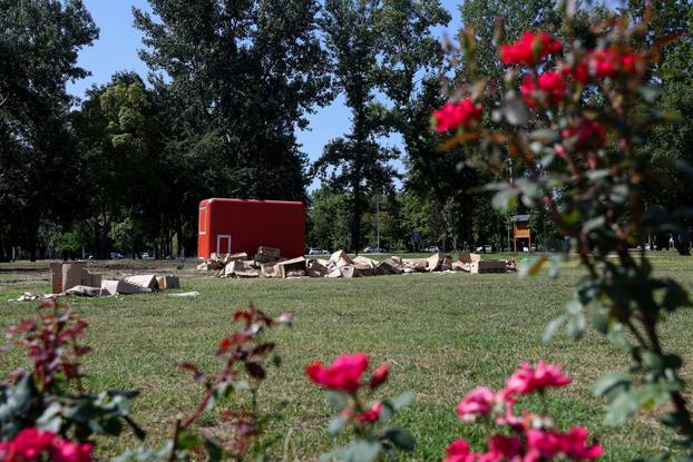 Zagreb: Sendviči i peciva razbacani po Bundeku šest dana nakon Thompsonovog koncerta
