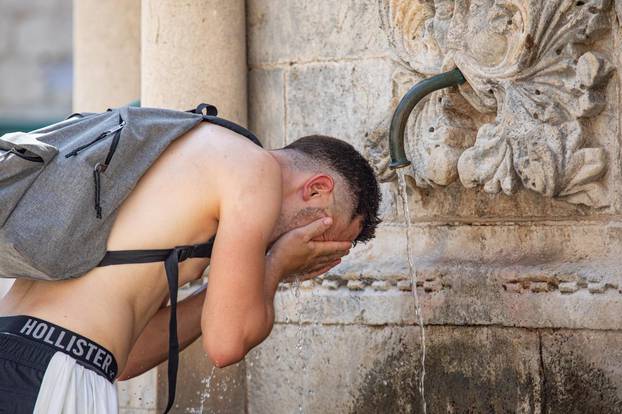 Dubrovnik: Spas od velikih vrućina monogi potražili u moru ili na gradskim fontanama