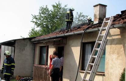 Pomagao je vatrogascima ugasiti vatru i pao s krova