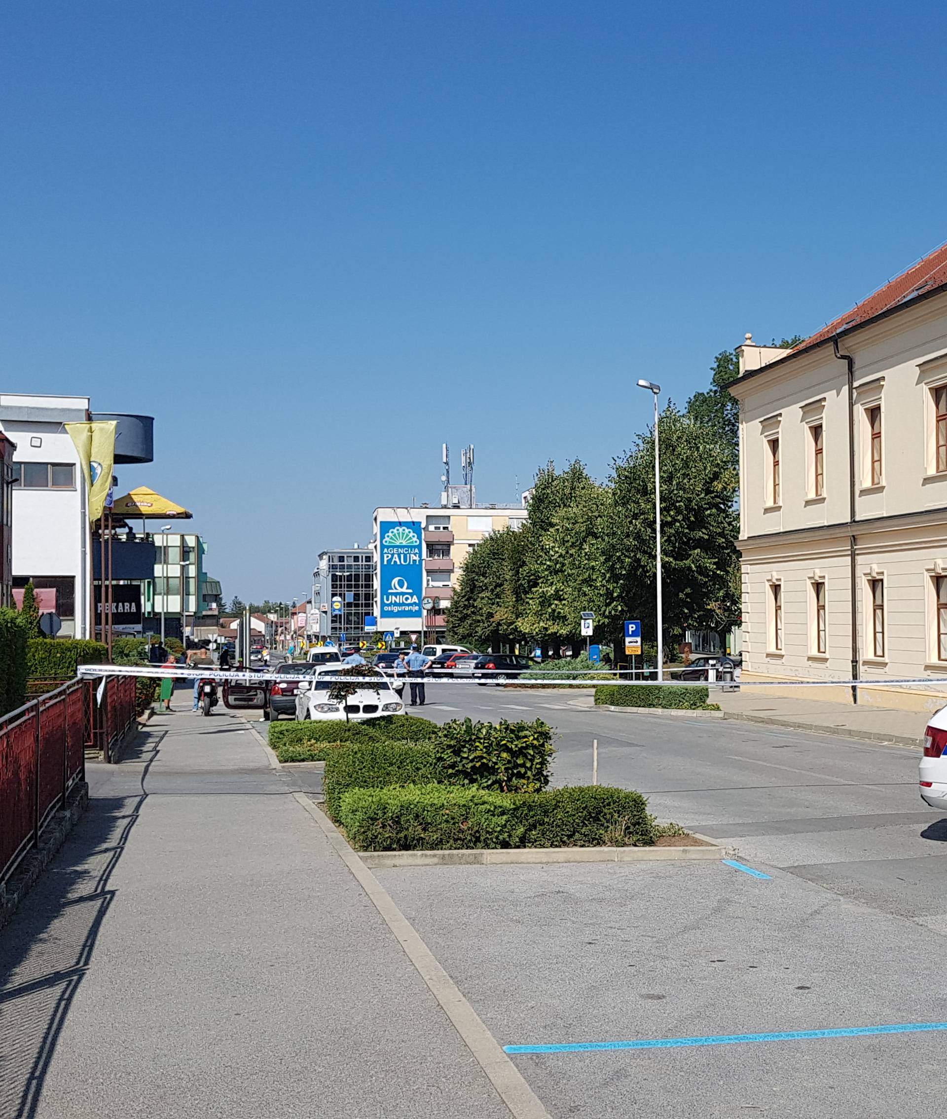 Sude mu za ubojstvo, a on se smije i glasno žvače žvakaću