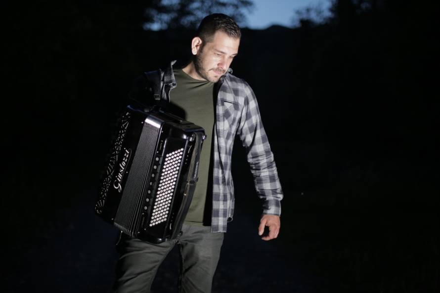 Playboy zečica u novom spotu harmonikaša Samira Nurkića...