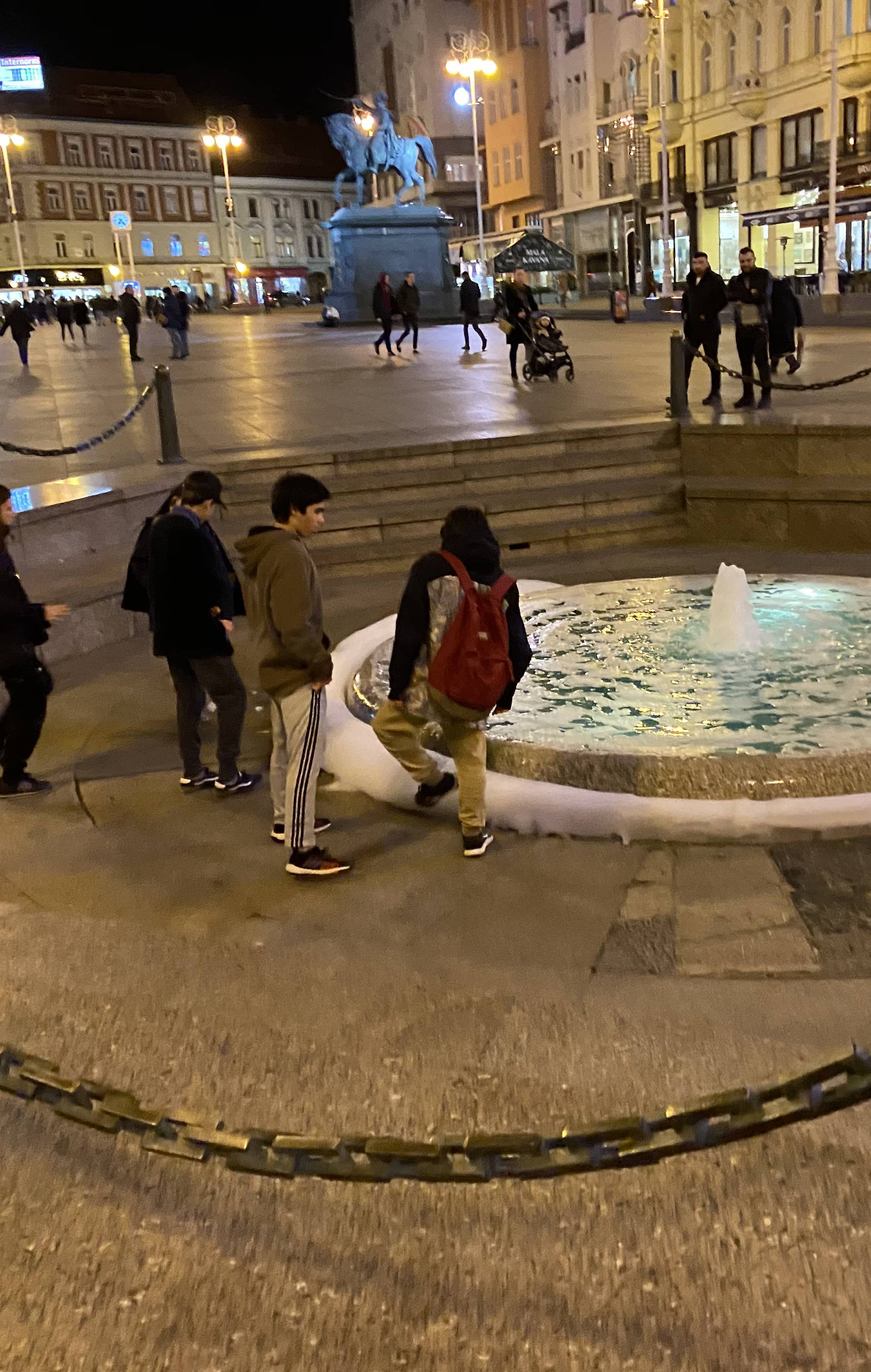 Vandali ubacili detrdžent u Manduševac, turisti se slikaju