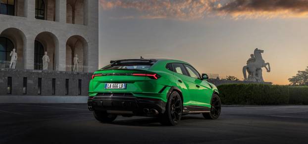 FOTO Zlatane, gdje ih držiš? Ibra se za rođendan počastio novim Ferrarijem: 'Nikad ih ne perem'