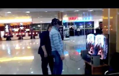 Lekcija: Ne stavljaj Oculus Rift na glavu pored ludih prijatelja