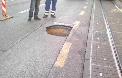 Nasred ceste u centru Zagreba otvorila se rupa puna vode