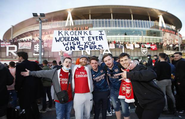 Arsenal fans protest against owner after failed launch of a European Super League