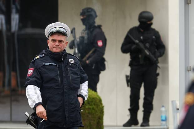 Istočno Sarajevo: Veliki broj policijskih službenika i jutros je oko zgrade Administrativnog centra Republike Srpske