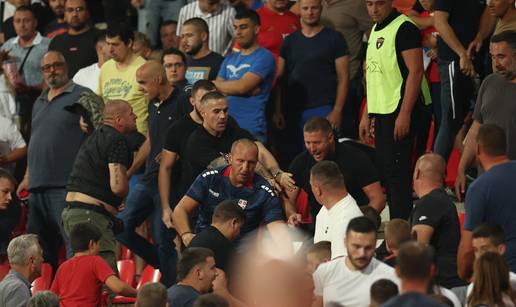 VIDEO Englezi napunili mre&zcaron;u Srbima, na tribinama tu&ccaron;njava. Marakana je izvrije&dstrok;ala Vu&ccaron;i&cacute;a