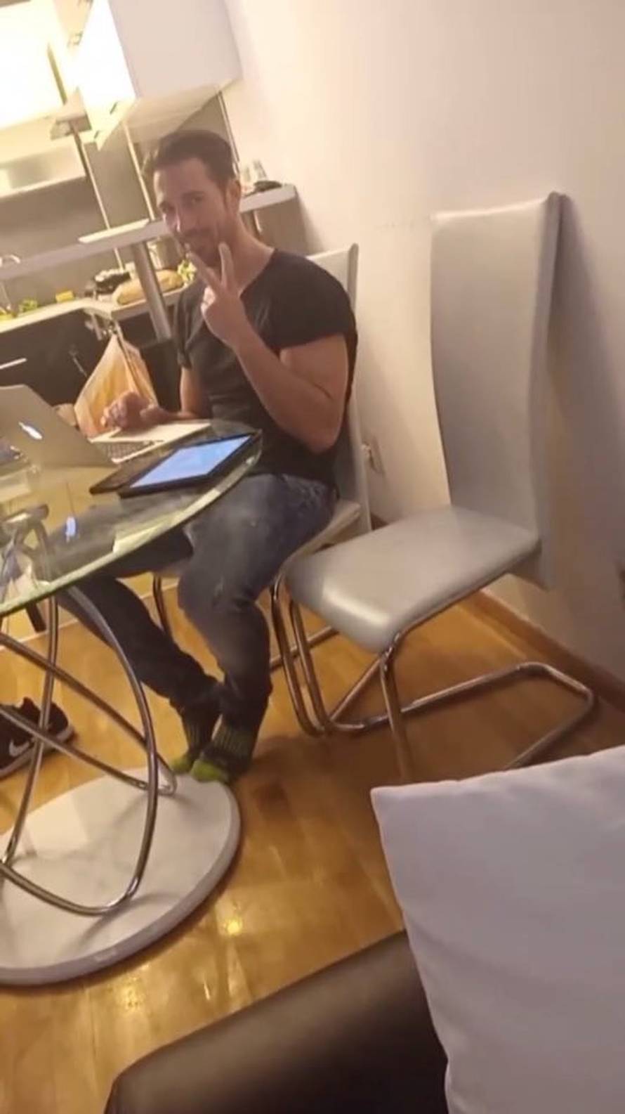 Stigla je 'prinova': Dok Goran radi, Hana se igra s mačkicom