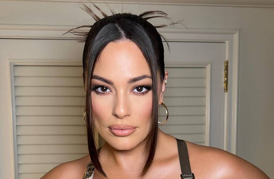 Ashley Graham pokazala obline u zlatnoj haljini, a čizme koje je nosila koštaju oko 42 tisuće kn