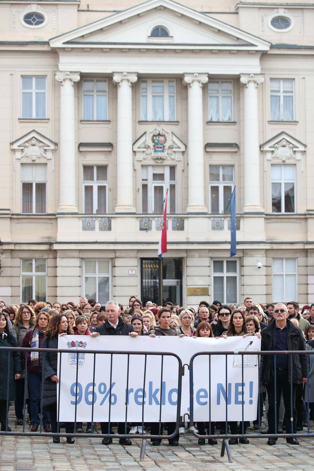 Zagreb: Andrej Plenković izašao pred prosvjednike na Markovu trgu