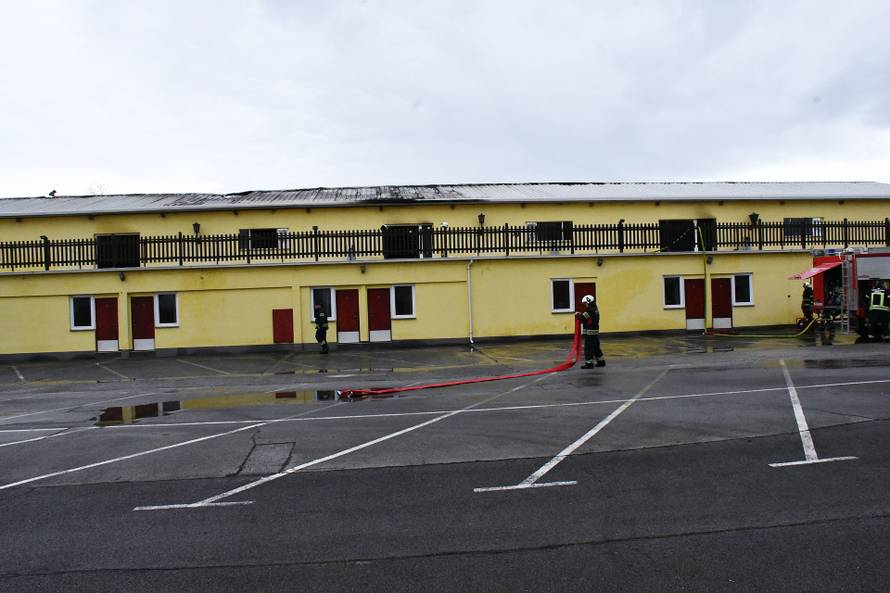 FOTO Gorjelo krovište sale za vjenčanje u Kutjevu, požar gasilo 26 vatrogasaca...