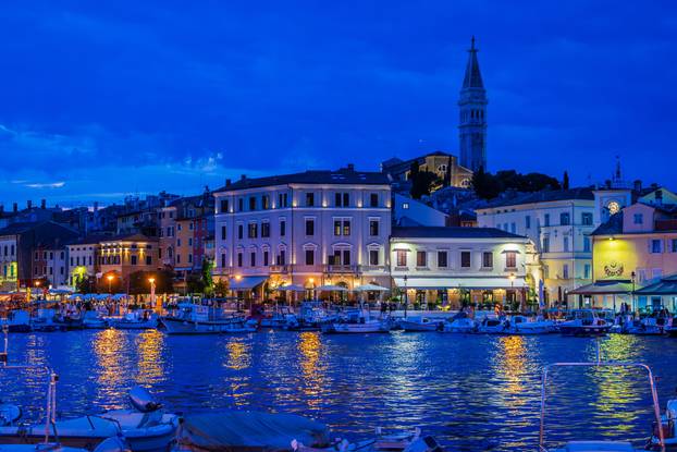 Gradske fotografije u sumrak grada Rovinja