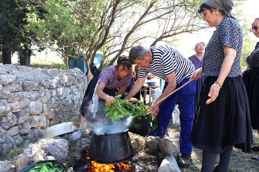 Vodice:Tradicionalni prvosvibanjski piknik u Rakitnici,spremanje divljeg zelja i pulente.