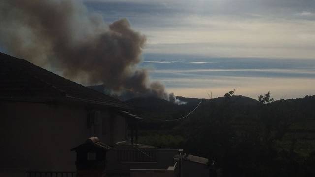 Gori između naselja: Na Hvaru opet požar, gase ga i kanaderi