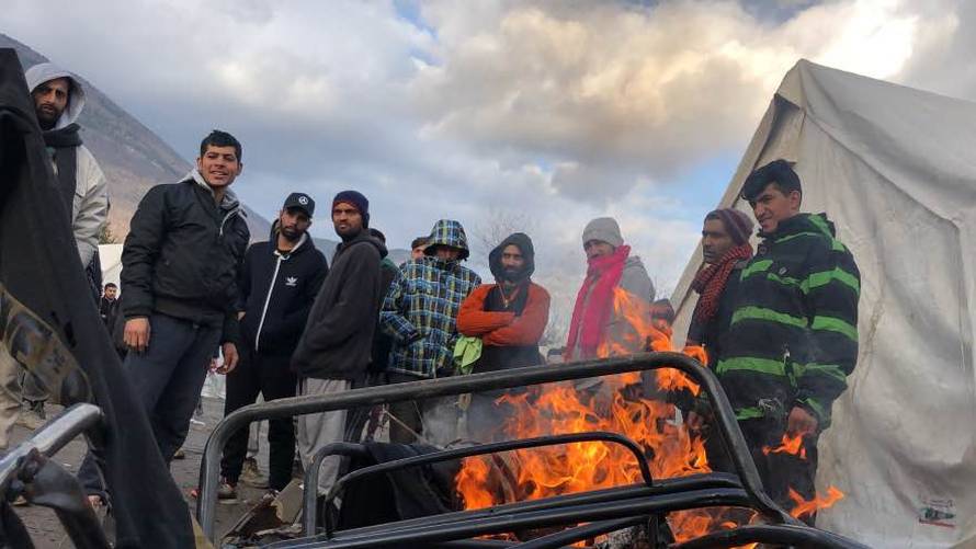 Bus kao iz 'Ko to tamo peva', a njime skupljaju migrante u BiH