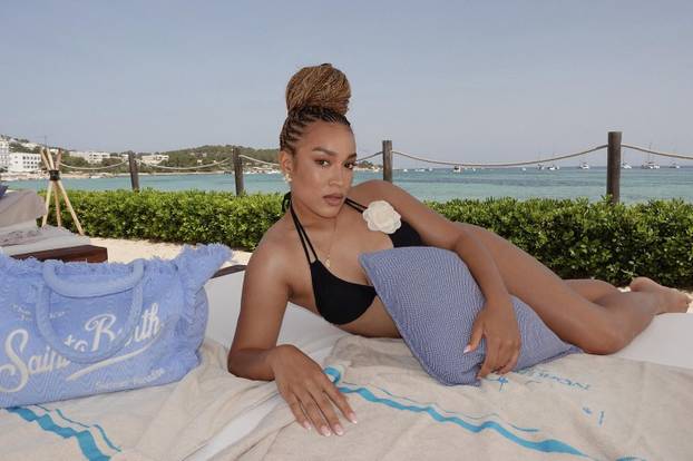 Zvijezda Galatasaraya kaže da mu izgled nije bitan. Pogledajte kako izgleda njegova djevojka