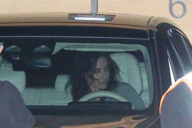 *PREMIUM-EXCLUSIVE* Courteney Cox is seen for the first time since the death of her friend Matthew Perry