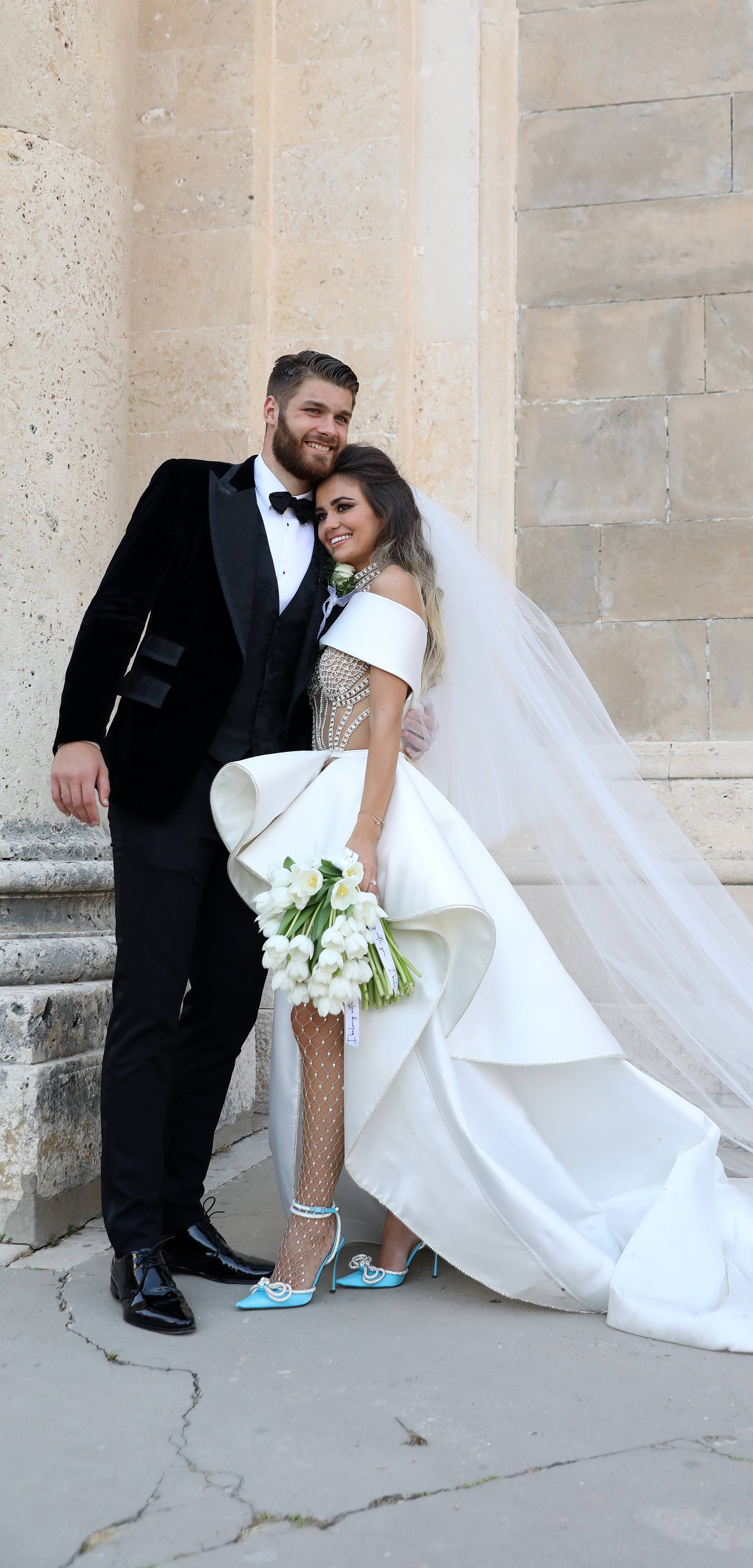 Adriana Ćaleta-Car objavila je dosad neviđene fotografije s vjenčanja: Evo kako izgledaju
