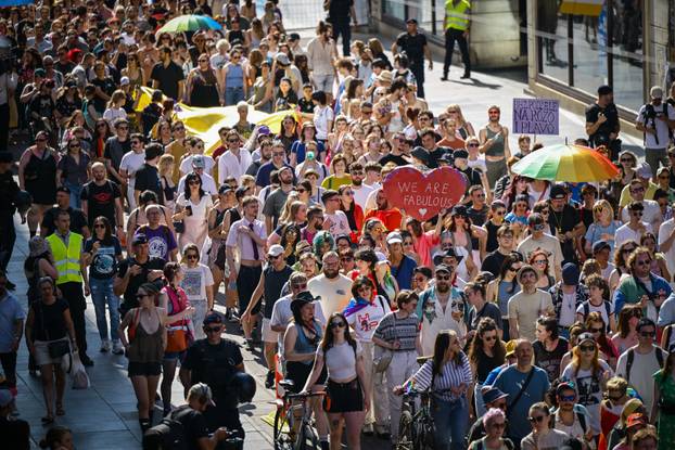 Zagreb: 24. Povorka ponosa LBGTIQ zajednica "Puna usta ponosa" prolazi centrom grada