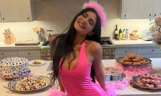 FOTO Bujna Kylie se utegla u mini rozu lateks haljinicu