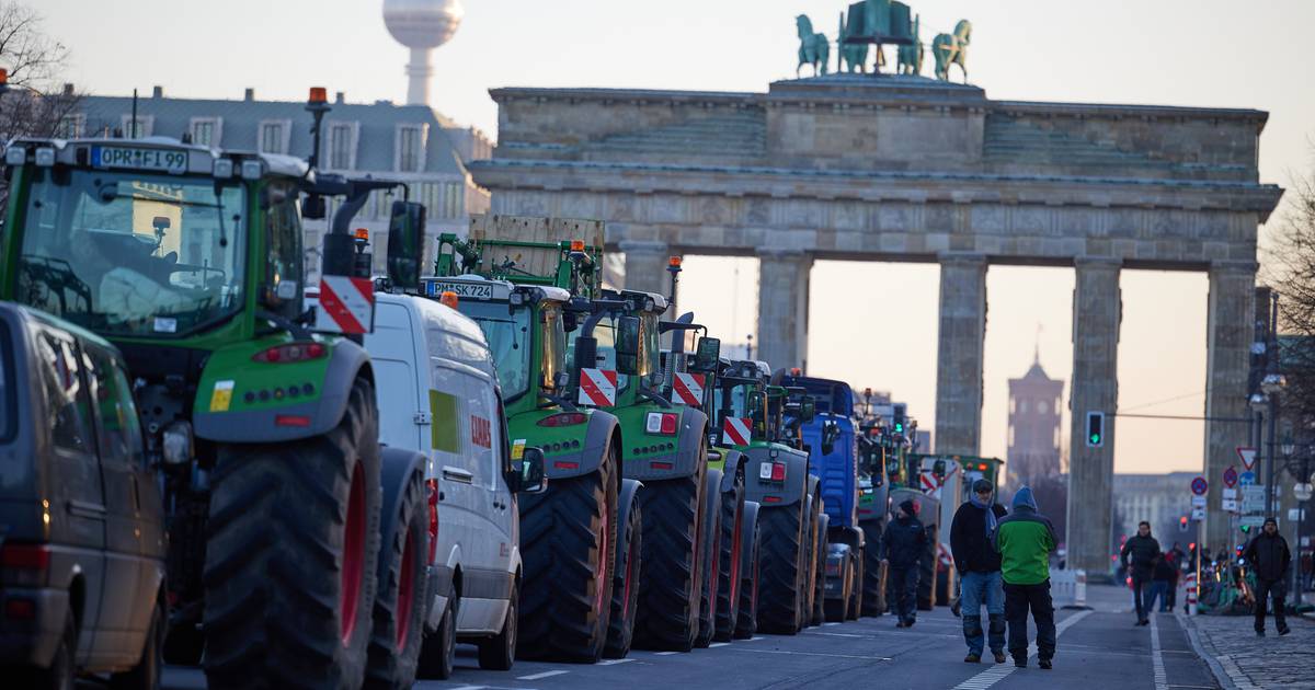 5,500 Tractors Head to Munich for Megaprotest in Germany as Railways Prepare for Strike