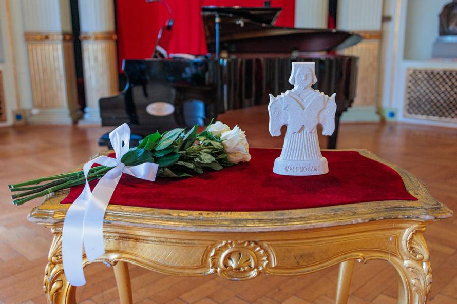 Na Massimov rođendan supruzi Eni uručili njegov Porin: 'Stiže u krivo vrijeme i u krive ruke...'