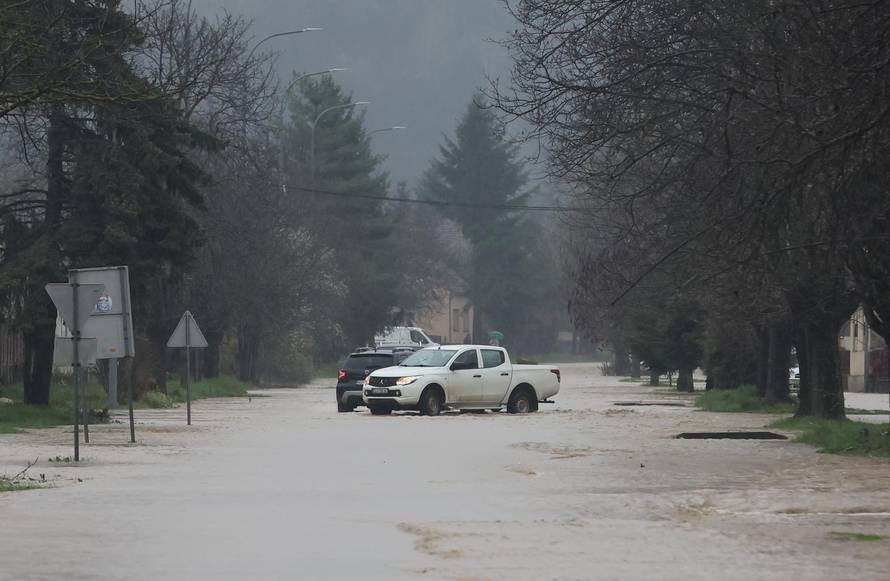 Poplava u Orahovici, voda prijeti kućama