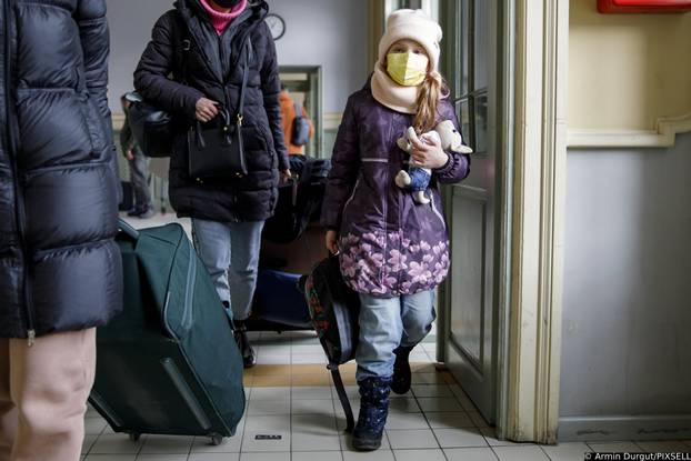 FOTO 24sata na granici Poljske i Ukrajine: Mnogi bježe od pakla rata, spavaju na kolodvoru