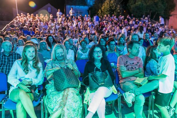Vela Luka: Koncert “Dvi Tri Riči” u kojem nastupaju glumci uz bend Ante Gela