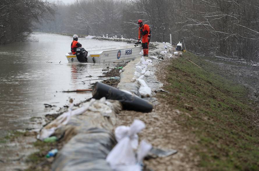 Mlaka: HGSS, vatrogasci i vojnici prevoze vre?e pijeska na nasip kako bi obranili okruženo selo 