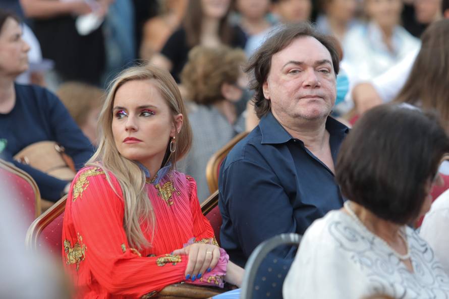 Poeziju i glazbu legendarnog Arsena Dedića ispred HNK došla su slušati mnoga poznata lica