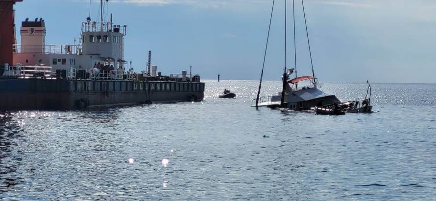 U tijeku je izvlačenje talijanske jahte koja je potonula kod Unija