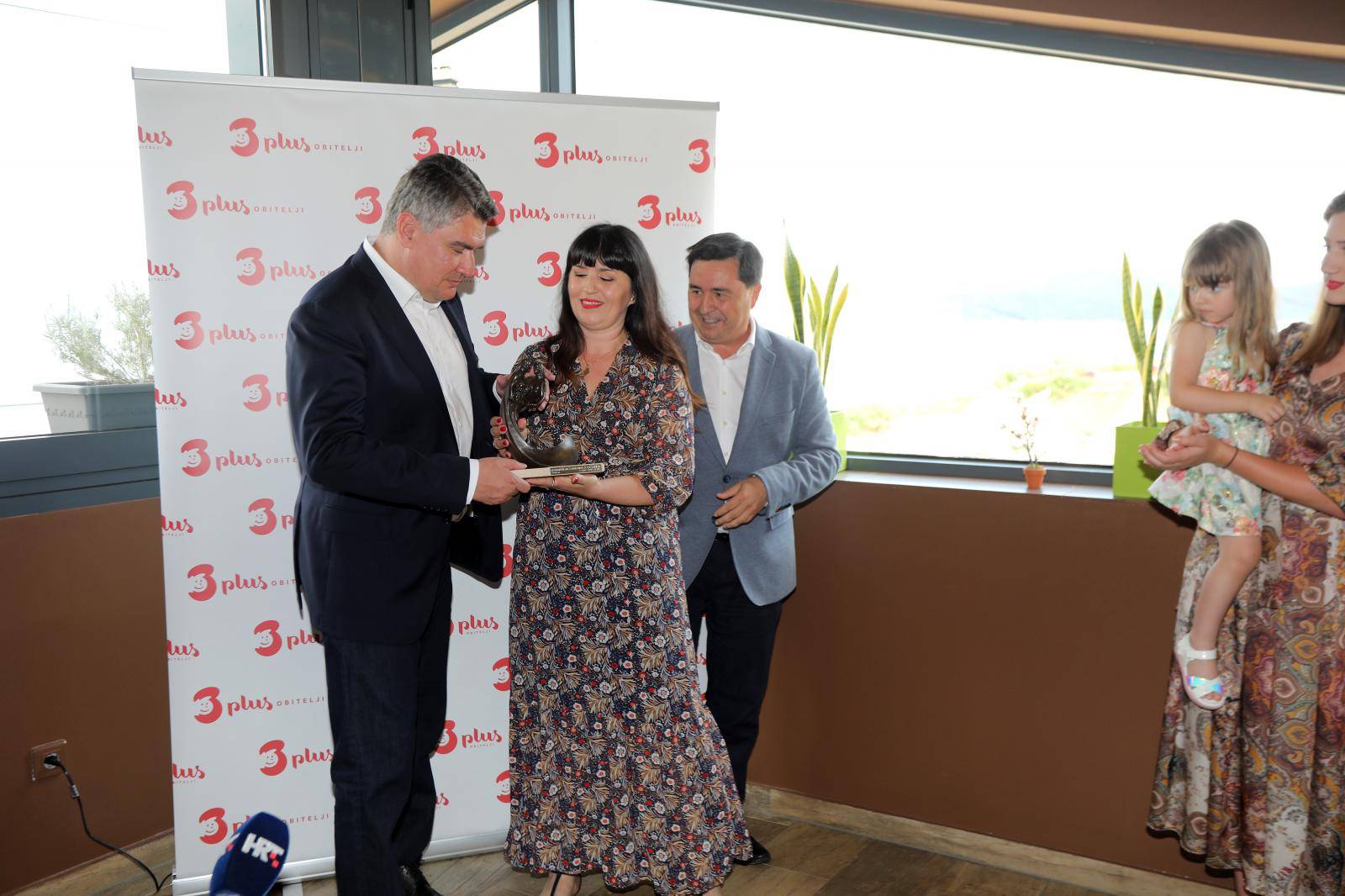 Predjednik Milanović u Vrbniku uručio nagradu obitelji Toljanić za veliku obitelj godine