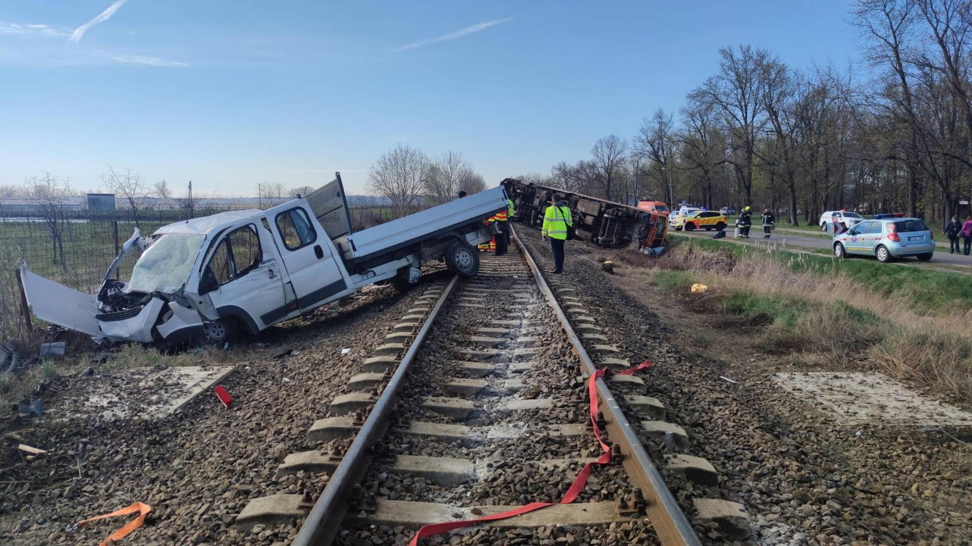 Truck crashes into train in Midszent