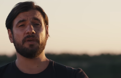 Tko je pjevač Hrvatskih ruža? S Thompsonom ima hit, a u braku je s udovicom nogometaša...